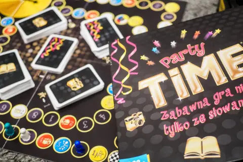 Karty do gry "Party Time" - idealne na najlepsze gry imprezowe. Zabawna gra słowna dla każdego!
