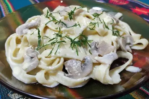 Pasta Alfredo con Champiñones: El Secreto de la Cremosidad Perfecta