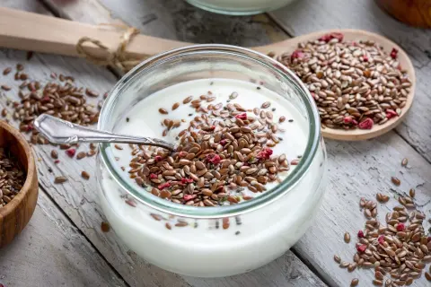 Yogurt con semi di lino e frutta disidratata, un modo salutare per iniziare la giornata. Scopri come usare semi di lino per una colazione nutriente.