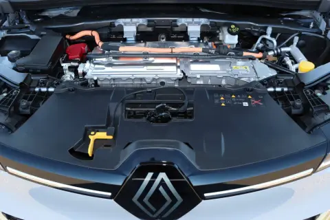 Compartimento del motor de un Renault Mégane, mostrando los componentes eléctricos y de refrigeración.