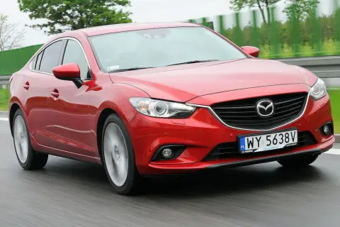 Czerwona Mazda 6 2.0 benzyna w ruchu drogowym.