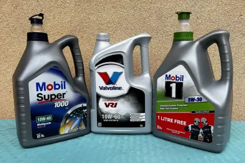 Szukasz oleju do Toyota Yaris 1.4 D4D? Na zdjęciu oleje Mobil i Valvoline. Sprawdź specyfikację swojego auta.
