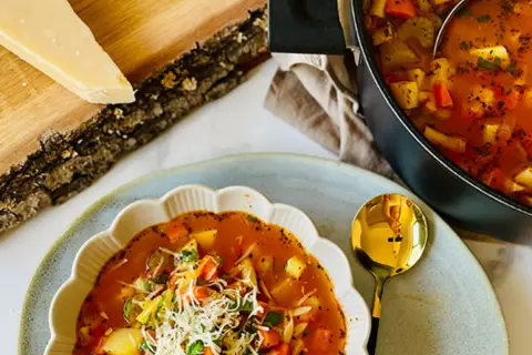 Zupa minestrone: Co to jest i jak ugotować idealny włoski smak?