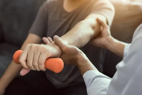 Rehabilitacja po złamaniu ręki: Ile trwa? Pełny przewodnik eksperta