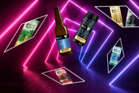 Diverse birre artigianali OSTE, tra cui una IPA e una sour, fluttuano tra luci al neon. Quale sarà la birra più buona?