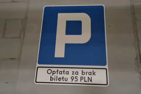 Znak parkowania z informacją o opłacie 95 PLN za brak biletu. Uważaj, by nie dostać mandatu za parkowanie!
