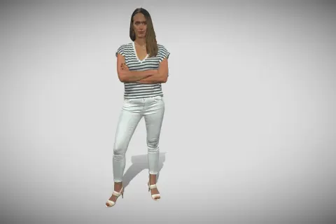 Model 3D posąg kobiety w białych spodniach i pasiastym T-shircie, stojącej ze skrzyżowanymi ramionami.