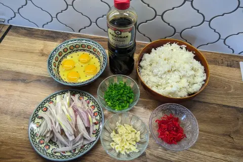 Składniki na szybką sałatkę z ryżem i jajkiem: ryż, jajka, sos sojowy, cebula, czosnek, szczypiorek i papryczka chili.