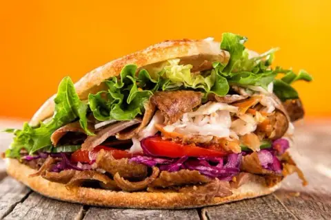Mały kebab: Ile ma kcal i jak wybrać lżejszą wersję?