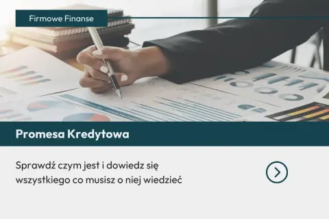 Ręka pisze na wykresach. Dowiedz się, promesa co to jest i jak działa w finansach firmowych.