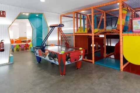 Zona de juegos infantiles con futbolín, hinchables y zona de descanso. ¡Ideal para una valdesparty en Zaragoza!