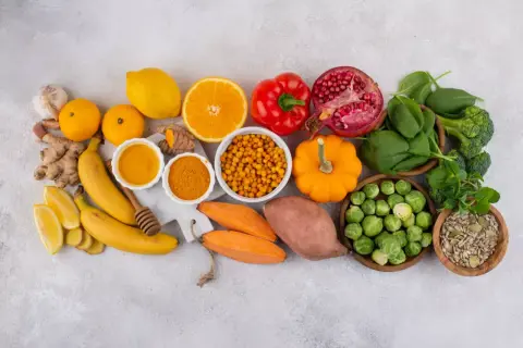 Owoce i warzywa bogate w witaminy i **makroelementy**: cytryny, pomarańcze, banany, imbir, czosnek, dynia, papryka, granat, brokuły, szpinak, brukselka, bataty, marchewki, rokitnik, miód, kurkuma.