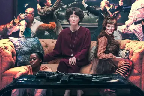 Dziwna rodzina, lisy i karabin na stole. Może to zapowiedź fajnych filmów o końcu świata?