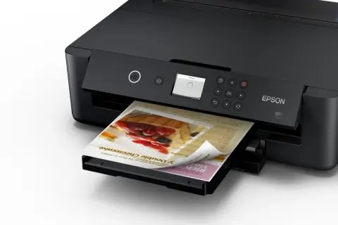 Czarna drukarka Epson drukuje ulotkę z sernikiem. Dowiedz się, jak sparować drukarkę Epson z telefonem, by drukować bezprzewodowo.