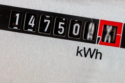 Licznik energii elektrycznej pokazuje 14750 kWh. To odczyt dla taryfy g12as, który może pomóc w analizie zużycia prądu.