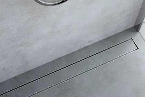 Nowoczesny odpływ liniowy w łazience, z widocznymi detalami i wymiarami.