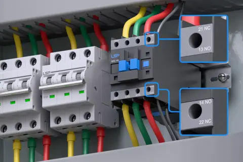 W panelu elektrycznym widać stycznik bezpieczeństwa LSP NXC-09, połączony z wyłącznikami i przewodami.