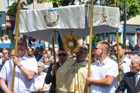 Dlaczego w Boże Ciało są 4 ołtarze? Odkryj ich głębokie znaczenie