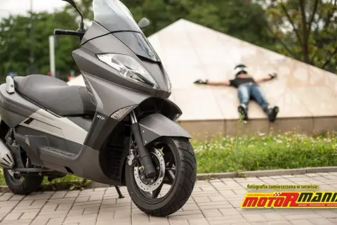 Skuter czy motorower? Zrozum różnice i wymagane uprawnienia!
