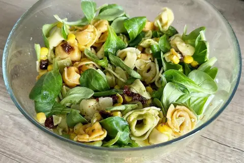 Pyszna sałatka z tortellini, kukurydzą i suszonymi pomidorami. Idealna na letni obiad, to najlepsza sałatka z tortellini!