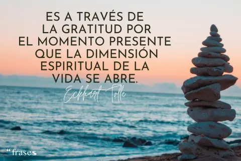 Torre de piedras en la playa al atardecer, con la frase "Es a través de la gratitud por el momento presente que la dimensión espiritual de la vida se abre." Eckhart Tolle. Frases profundas.