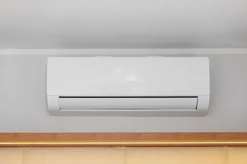 Unità interna di condizionatore bianco montata a parete, con canalina nascosta per un'installazione pulita.