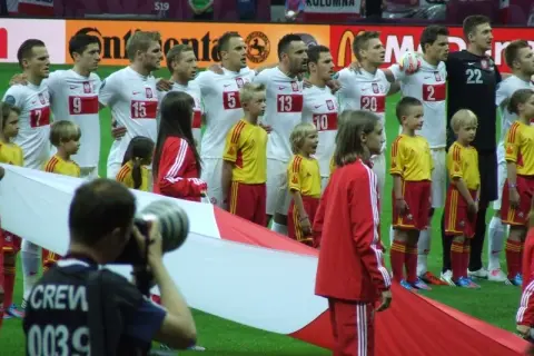 Dlaczego dzieci wychodzą z piłkarzami? Odkryj ich znaczenie i emocje