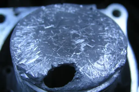 Uszkodzony tłok skutera 2t po wymianie cylindra. Wymaga ostrożnego docierania.