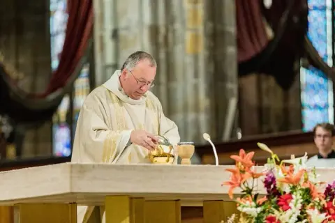 Co mówi ksiądz na mszy? Odkryj kluczowe modlitwy i ich znaczenie