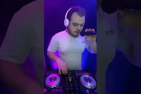 DJ Akun: Ile ma lat? 26-latek z Ekipy i jego solowa kariera!