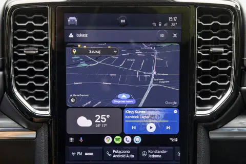 Współczesne samochody z Android Auto bezprzewodowo: nawigacja, muzyka i pogoda na ekranie.