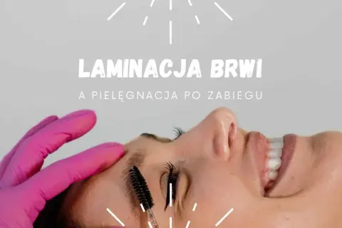 Zalecenia po laminacji brwi: pielęgnacja i stylizacja. Dłoń w różowej rękawiczce czesze brwi szczoteczką.