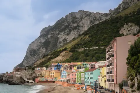 Kolorowe domy nad zatoką u stóp skały Gibraltar, przypominające widok z Sewilli.
