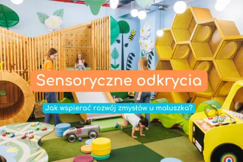 Kolorowy plac zabaw z elementami sensorycznymi, dziećmi i napisami.