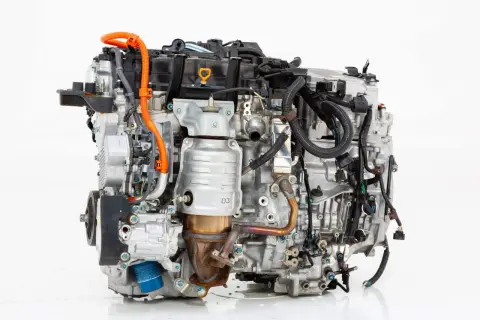 Motor de combustión interna con cableado complejo y catalizador, cumpliendo la normativa **motor euro 5**.