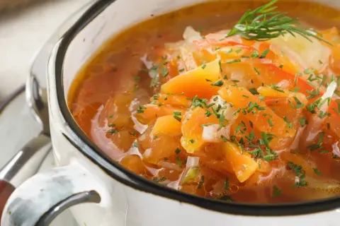 Aksamitna zupa warzywna, idealna na dietę zupową. Pełna marchewki, ziemniaków i ziół.