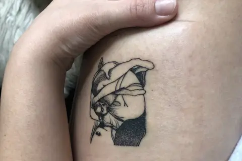 Ein neues silberhaut tattoo, vorher nachher: eine Frau mit bedecktem Gesicht, die weint.