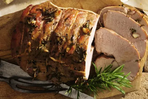 Soczysta pieczona jagnięcina z rozmarynem i czosnkiem, idealna na obiad. Przepis Ani Gotuje.