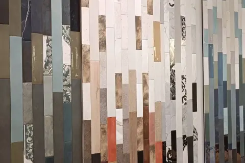 Collezione di piastrelle in ceramica Italia, con motivi decorativi e finiture diverse, che creano un mosaico di texture e colori.