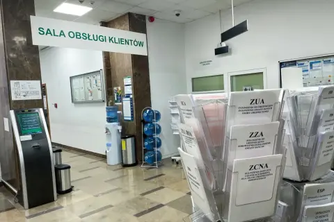 W sali obsługi klienta rp7, obok dystrybutora wody, stoją stojaki z formularzami ZUS.