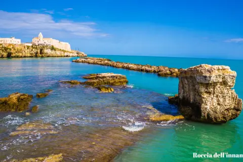 La ripa di Vieste, con il suo mare cristallino e la rocca che si staglia sull'orizzonte, incanta lo sguardo.