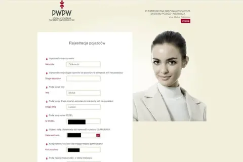 Formularz rejestracji pojazdu z polami do wpisania danych osobowych i wizerunkiem kobiety.