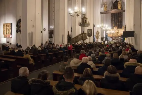 W kościele tłum wiernych siedzi na ławkach. Msza 30 listopada.