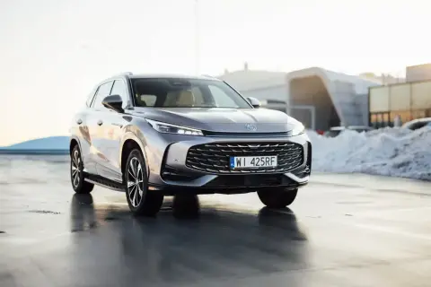 Szary SUV MG z polskimi tablicami WI 425RF. To hybryda, co to znaczy? Połączenie silnika spalinowego i elektrycznego dla oszczędności.
