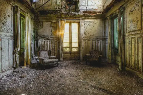 Deux fauteuils délabrés dans une pièce abandonnée, vestige d'une exploration urbex à Toulouse.