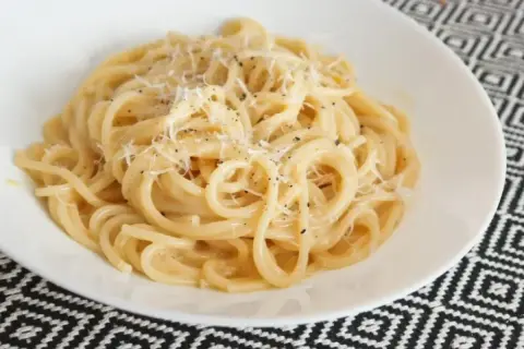 Pyszna carbonara z parmezanem i pieprzem. Jaki ser do carbonary? Tylko najlepszy!