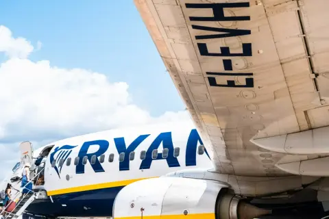Samolot Ryanair z pasażerami na pokładzie. Linia oferuje tanie loty, bagaż podręczny i dodatkowe usługi.