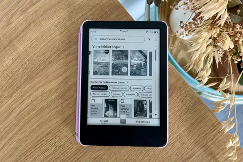 Liseuse Kindle affichant des livres en format epub, dont "La Sœur de l'Ombre" et "Les Sept Sœurs".