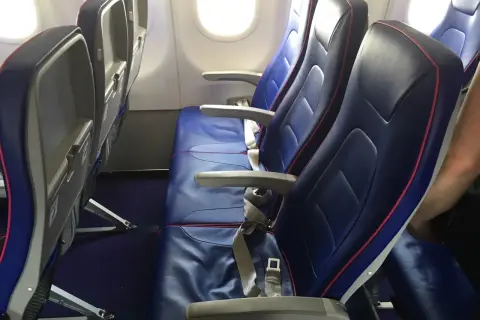 Puste siedzenia w samolocie a321neo Wizzair. Czekają na pasażerów, gotowe do lotu.