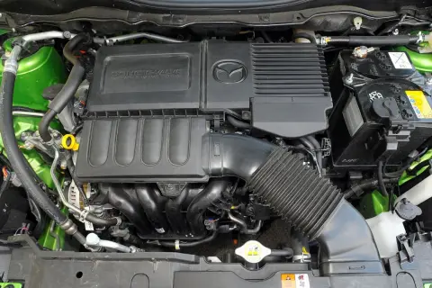 Silnik DOHC 16-zaworowy z systemem zmiennych faz rozrządu w zielonej Mazda 2 2008.